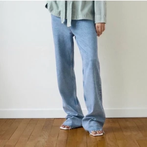Zara jeans - Säljer dessa ”full length jeans” i original längden från Zara. Lapparna sitter kvar och de är endast testade. Säljer eftersom jag råka köpa 2 i samma storlek💞 Långa på mig som är 1,69. Buda🦋 (Exclusive frakt)