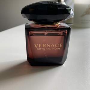Versace parfym, Crystal Noir 30ml. Luktar jättegott, knappt använd. Säljer endast pga att jag har dåliga minnen av den😬  frakten ligger på 44kr