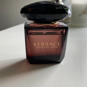 Versace parfym - Versace parfym, Crystal Noir 30ml. Luktar jättegott, knappt använd. Säljer endast pga att jag har dåliga minnen av den😬  frakten ligger på 44kr