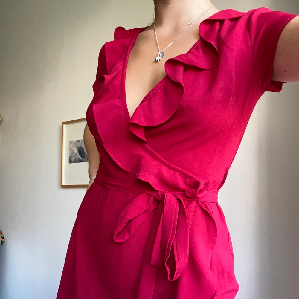 superfin omlottklänning i en rödrosa färg! köpt i Australien⭐️⭐️ aldrig använd så lappen är kvar, frakt tillkommer⭐️sitter som en XS/S. Klänningar.