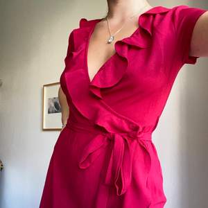 superfin omlottklänning i en rödrosa färg! köpt i Australien⭐️⭐️ aldrig använd så lappen är kvar, frakt tillkommer⭐️sitter som en XS/S