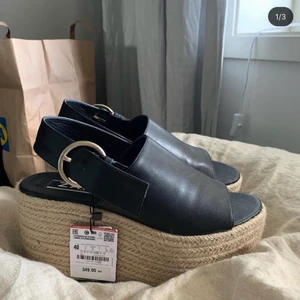 Skor Zara  - Nya oanvända skor från Zara. Storlek 4. 200kr. 