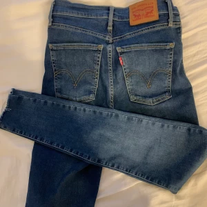 Levis jeans  - Snygga Levis jeans i storlek 24, jeansen är i gott skick och bra kvalite, dessa är andvända cirka 5 gånger.. ordinarie pris=1000