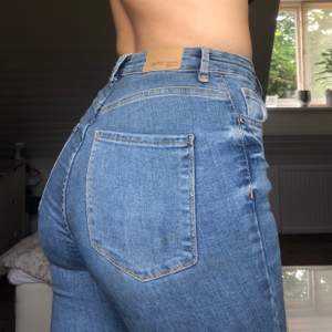 ’Slitna’ jeans från Gina. Högmidjade, stretchiga och jättesköna!! Strl M / 38. Knappt använda. Frakt tillkommer🧚‍♀️ (Jag är 1.70)