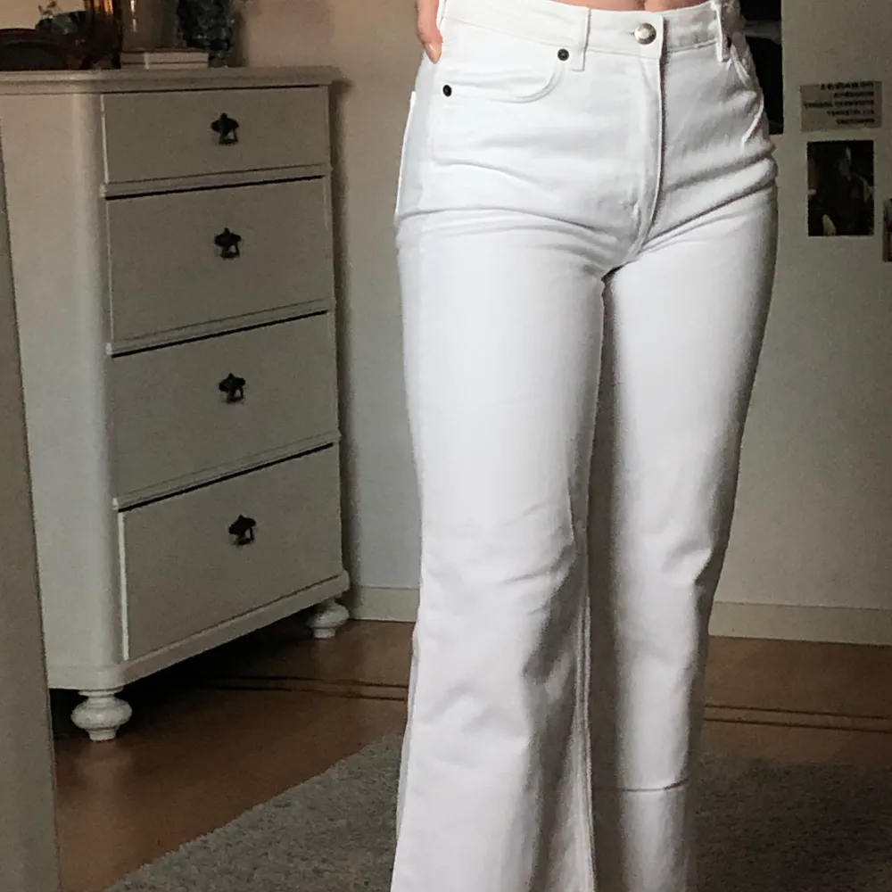 Ett par riktigt snygg vita byxor från & Other Stories! Använt fåtal gånger! 💓  ( Frakt 72kr) . Jeans & Byxor.
