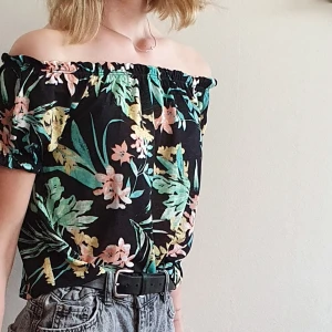 Off shoulder tröja, Gina Tricot  - Blommig topp från Gina Tricot i storlek S. Supersöt och perfekt till sommaren! Kan mötas upp i Uppsala/Stockholm, alternativt skicka mot fraktkostnad.🌸