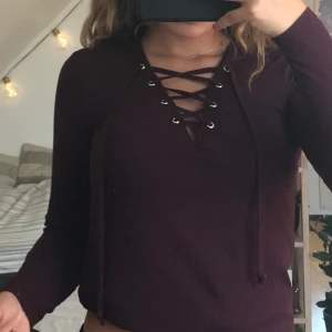 tröja med snörning✨ - vinröd tröja med snörning (silvriga detaljer) strl xs men töjer sig bra på. använd sparsamt. 40kr + frakt eller mötes upp i Lund/sandby.