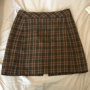 Kjol - Rutig mini skjol i clueless stuk med slit detalj på baksidan! (ᵔᴥᵔ)