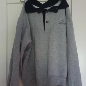 Tröja Renault  - En fin tröja med Renault märke. Köpt på secondhand men bara använd ett fåtal gånger. Köparen står för frakt. 😄💛 Kontakta mig vid oklarheter eller frågor. Kan mötas upp i Göteborg eller skickas. 