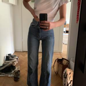 Säljer mina superfina Whyred jeans i stl 24/32. Inte använda mycket pga lite för smååå :(  (frakt tillkommer)