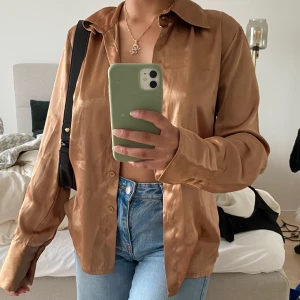Satin skjorta oversized - Oversized satin skjorta som är guldigare i verkligeheten. Kör budgivning om flera är intresserade💖