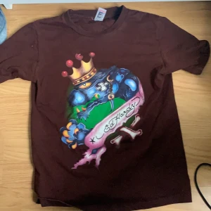 Ed Hardy tisha - Skiiit ball tisha från ed Hardy!! As najs men kmr inte t användning. Står storlek M men sitter som en S på mig som har Xs/S