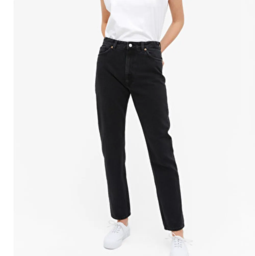 Svarta extra långa mom jeans med en lite vintage look! De är tvättade så därmed färgen men de såg typ ut så när de köptes så inte så stor skillnad💓 frakt tillkommer🦋. Jeans & Byxor.