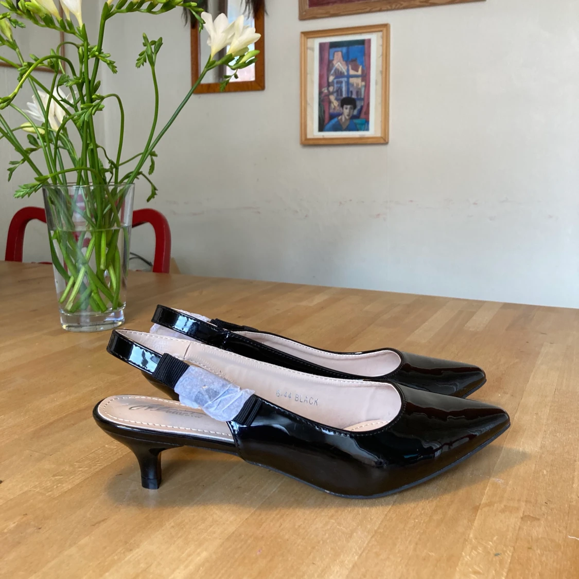 Låga glansiga  klackar 