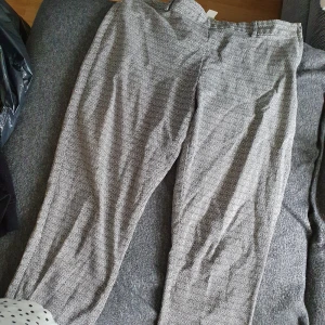 Byxor  - Ankellång strech byxor i skön material sitter väldigt fint. 