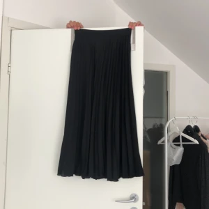 Zara långkjol storlek S - Bra skick! Storlek S. Skriv till mig vad ni tycker är ett rimligt pris!💓