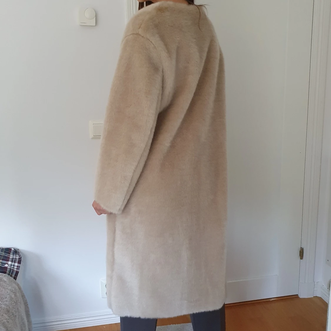 Beige fuskpäls från HM i storlek M - 90