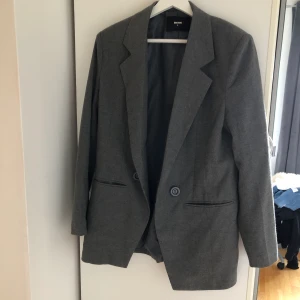 Kavaj - En grå kavaj i storlek M. Jättefin!