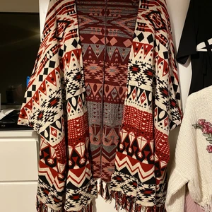 Kofta - Mönstrad ”kofta”, 1/2 ärmar (slutar vid armbågen) fransar nedtill, oversized i modellen