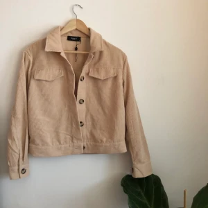 Cropad Manchester skjorta från SisterS - Säljer nu min finaste skjorta då den är för kort i ärmarna för mig. Använd endast en gång! Tveka inte att höra av er vid frågor, funderingar eller önskemål🌟 priset kan även diskuteras☀️  frakt tillkommer men du kan styra kostnaden själv🌷