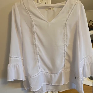Sommar blus 365 - Säljer en jätte fin sommar blus från 365🤍 För liten för mig därav biligare pris🤍 (Frakten står man för själv)