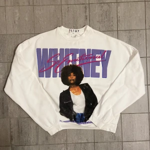 Whitney Houston tröja - Fin sweatshirt köpt på carlings för ett år sedan. Är använd men fortfarande i fint skick.😁 Frakten är medräknad i priset!