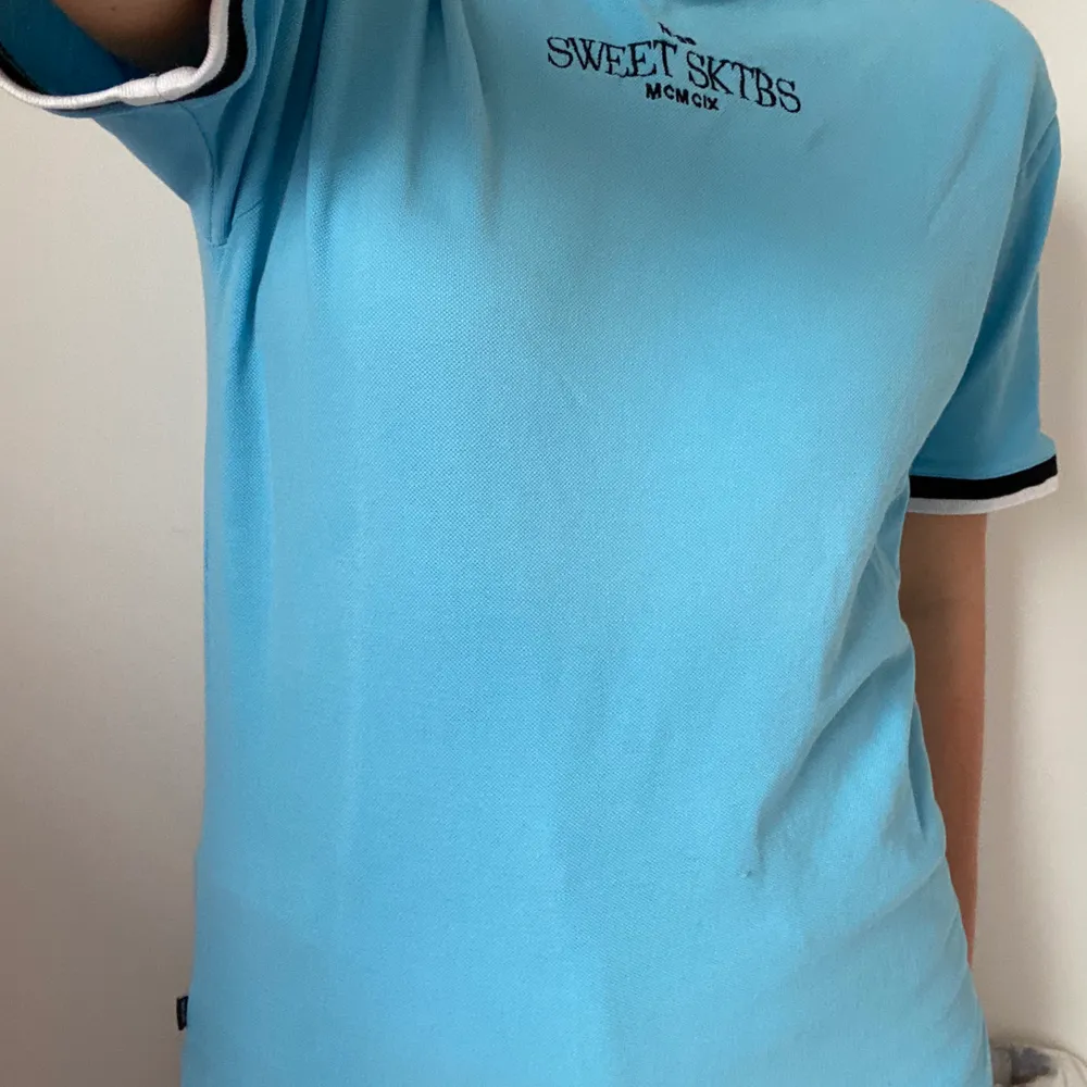 En skitsnygg blå tshirt från Sweet SKTBS! 💙                                                                                Har använt kanske 2ggr så är i bra skick!                       Tveka inte på att skriva om det är något du undrar över.  Kolla in min sida för liknande plagg 🤍 . T-shirts.