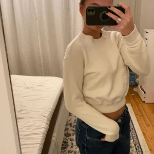 Collage tröja  - En beige / gräddvit collegetröja, lite croppad som man ser på bilden 