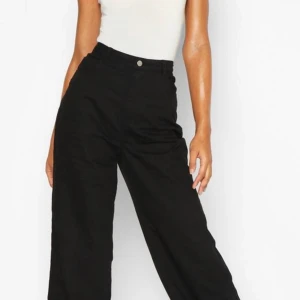 Raka byxor från boohoo, strl 38 - Raka svarta jeans från boohoo i storlek 38 aldrig använda, prislapp på, säljs för råkade få hem fel storlek. Säljs för 200kr 