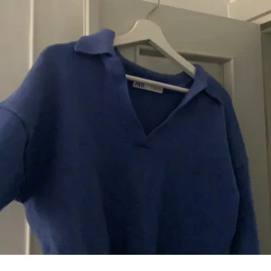 Blå tröja från Zara - Säljer denna tröjan från zara pga av att den inte används. Lånad bild!!