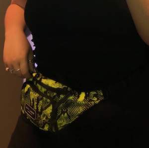 ”fannypack” eller sidoväska ifrån märket Kendall x Kylie i super coolt orm imitation. Flera fack för mycket förvaring på språng. Flexibelt band runt man kan spänna 