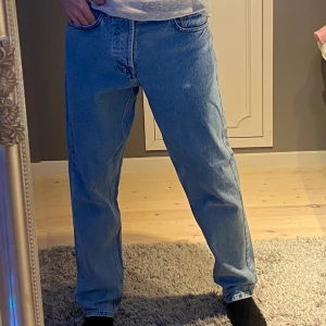 Jeans ”zara” - Ett par ljusblåa jeans från zara i rak modell och jag är 170 lång. Storleken är (38) och använda 2 gånger. Frakten (ingår) i priset!✨✨