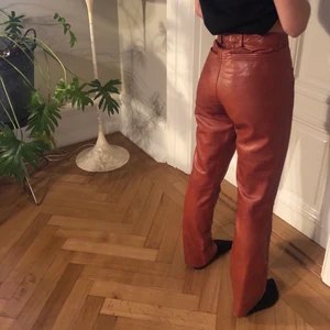 Röda/Bruna höga skinnbyxor  - Supersnygga Hollies Stockholm skinnbyxor i brun/rött. Superbra skick! Strl S, skriv för mer info! 