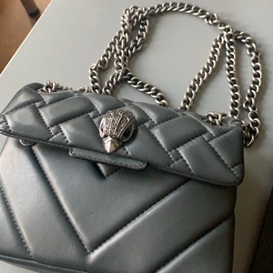 Kurt geiger väska - Fin Kurt geiger väska använd vid enstaka tillfällen. Skriv för fler bilder. 💜Budgivning i kommentarerna💜