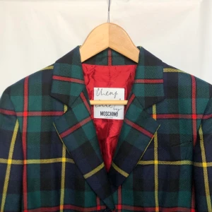 🌹Moschino kavaj🌲 - En vintage moschino kavaj i skottsrutigt mönster✨är labeled som en 38 men tycker den funkar även på mig som vanligtvis är en 34a/36a men det blir kanske inte en lika fitted situation✨och jag är 163cm och den sitter perfekt i ärmarna d.v.s är den inte så lång i ärmarna✨väldigt julig✨ jättesöta hjärtformade knappar✨i väldigt fräscht och bra skick✨ frakt ingår ej utan kostar 50kr✨skriv om det finns några frågor✨