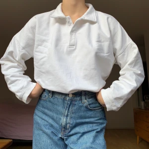 Vit tröja - Vit tröja med krage från Brandy Melville. Fint skick, knappt använd! Passar XS-M. Liten fläck(se sista bilden). +63kr frakt