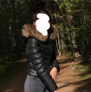 Rock and blue  - En jätte fin kort rock and blue jacka det är fusk päls har dock ett håll i ryggen och lite missfärgad i nacken men det är ej något man lägger märke till💞💞ordinarie pris 2200 säljs för 460 (frakt är inräknat i priset)❤️ 