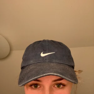 Nike keps - Skitsnygg Nike-keps i väldigt mörkblå färg, lite uttvättad vintage look! Justerbar i bak. Köparen står för frakt!