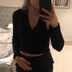Ribbad cardigan - Såå fin kofta som passar till allt🤩🤩 Den är aldrig använd och är därmed i bra skick🤍🤍