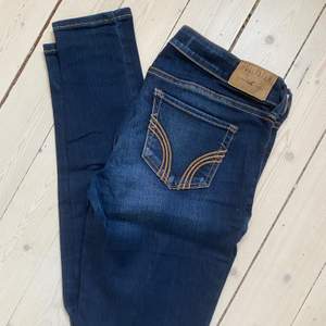 Jeans i strl 27/31 slimfit och väldigt stretchiga! Använd vid få tillfällen så bra skick! 🌸