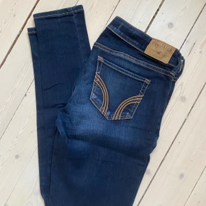 Hollister jeans - Jeans i strl 27/31 slimfit och väldigt stretchiga! Använd vid få tillfällen så bra skick! 🌸