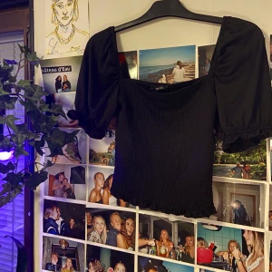 Topp, svart :) - Trendig topp från GinaTricot! ✨ Säljer pga används rent för lite:( someone give it a new home plz