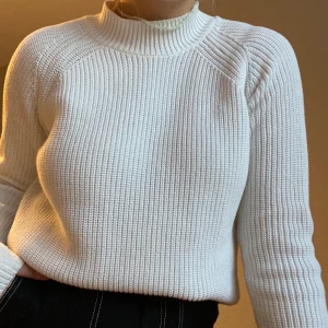 Stickad tröja - Söt, stickad tröja i storlek S.🥰 Perfekt nu till vintern!💗