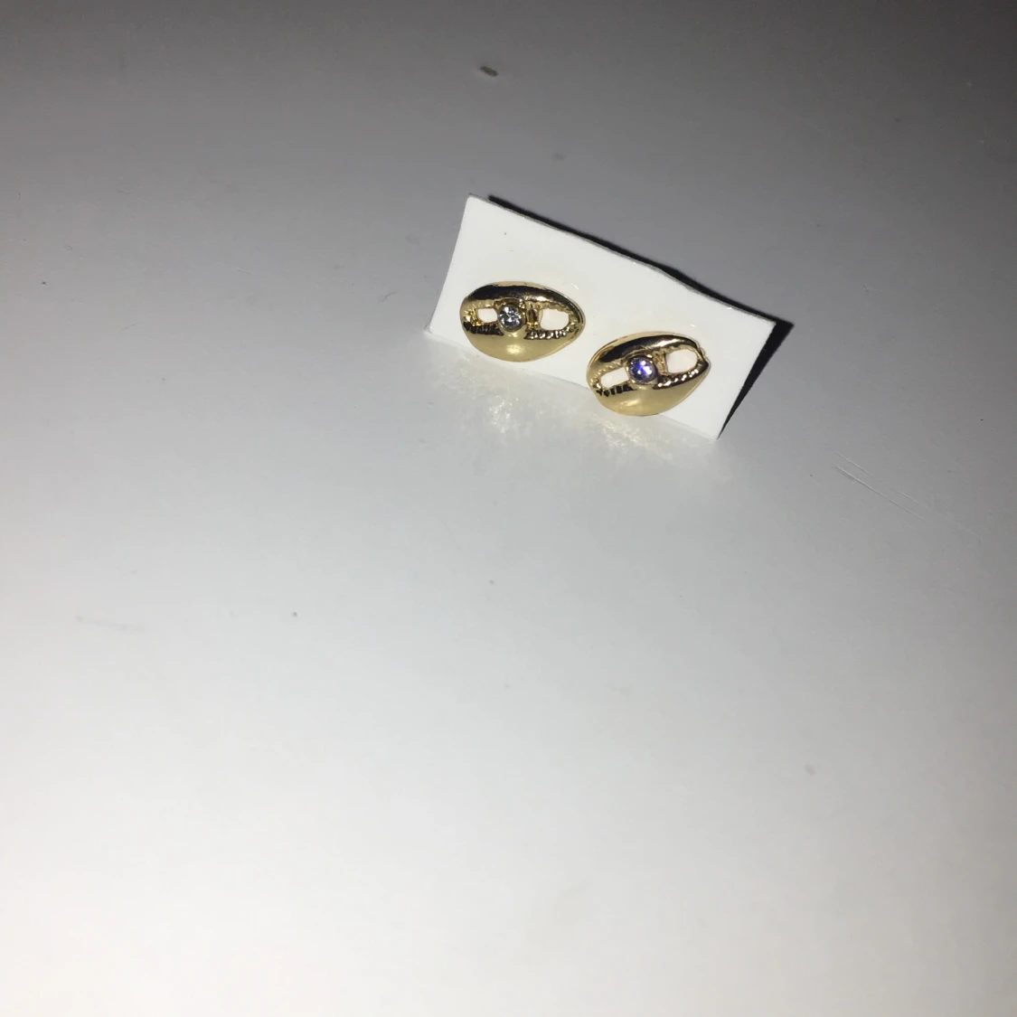 Snäck örhänge med diamant