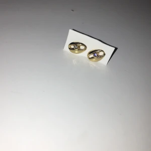 Snäck örhänge med diamant - Oanvända, små