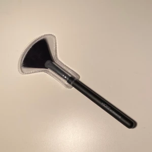 Oanvänd Sminkborste Kicks  - Oanvänd FAN brush från Kicks, NYPRIS 179kr. Frakt tillkommer eller hämtas i Malmö. 