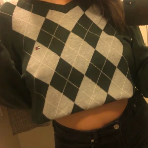 Snygg och mysig Tommy Hilfiger tröja  - Superfin, snygg och mysig Tommy hilfiger tröja! Ser superfin ut på men kommer bara inte till användning. Ser helt ny ut! Budet ligger nu på 170kr! 
