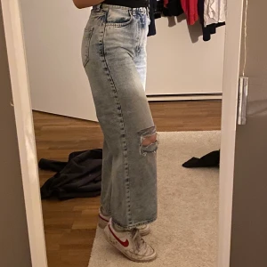 Vida slitna jeans  - Idun wide jeans från Gina tricot som jag själv gjort hålen i! Säljer de för att jag köpte några liknande sedan som satt bättre på mig i midjan. Frakt tillkommer med 40 kr❣️