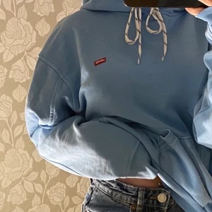 Levis hoodie - Säljer denna fina ljusblå Levis hoodien! Säljer då jag aldrig använt den. Nypris 600 kr💓 Buda,budgivningen slutar i veckan💓
