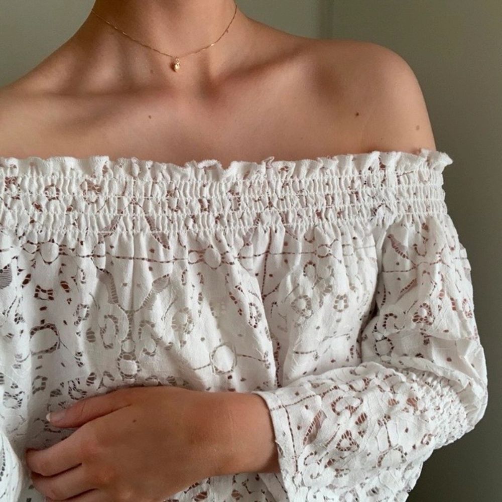 En jättefin vit off the shoulder spetstopp från ZARA. Den har trekvarts-ärmar med volanger och är verkligen jättefin! Använd cirka 2 gånger för väldigt länge sedan. Står att det är storlek M men passar mig som är en XS jättebra. Priset kan diskuteras!. Toppar.